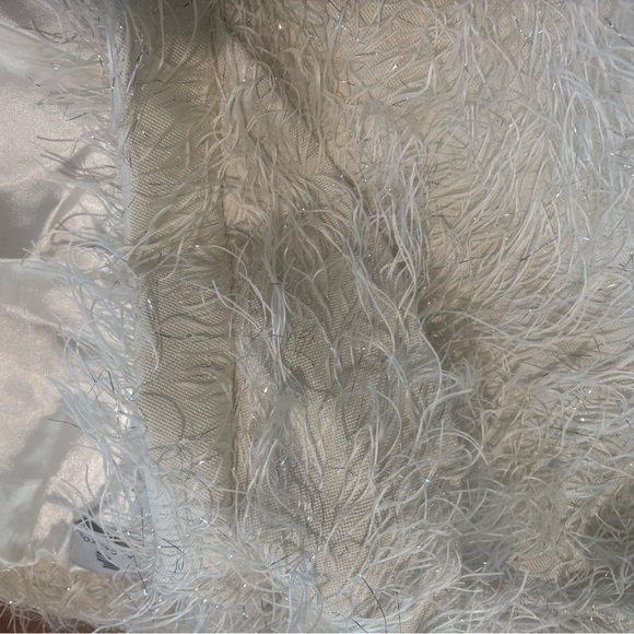 Sai Sankoh Enola Shaggy Faux Feathers White Coat - Picture 8 of 8